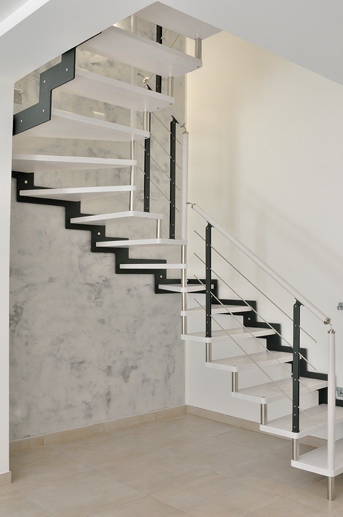 scala a rampa da interni bianca e nera