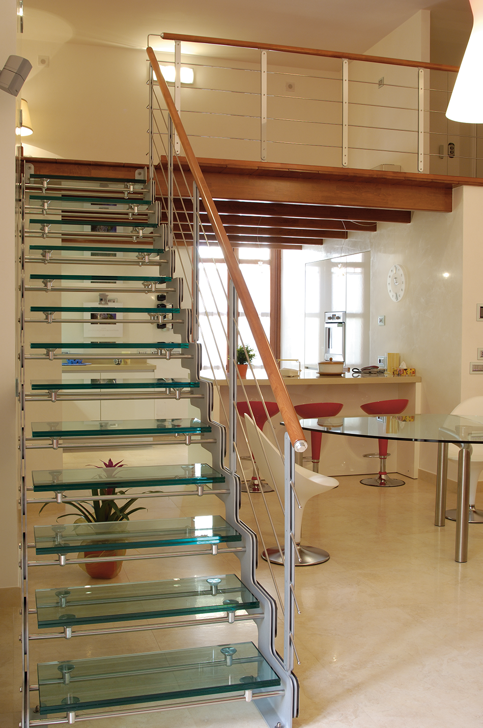 scala in vetro e legno