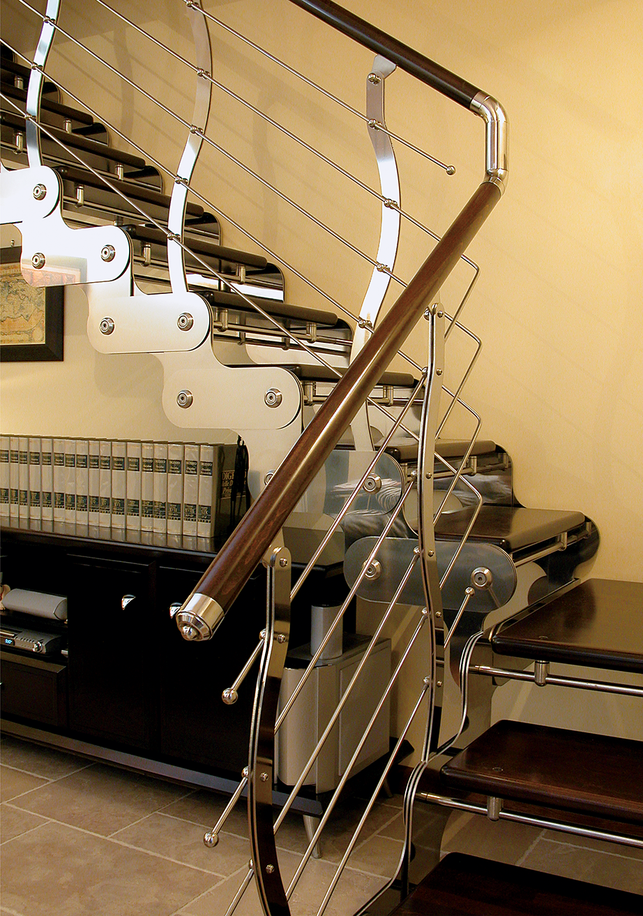 scala in legno scuro e alluminio