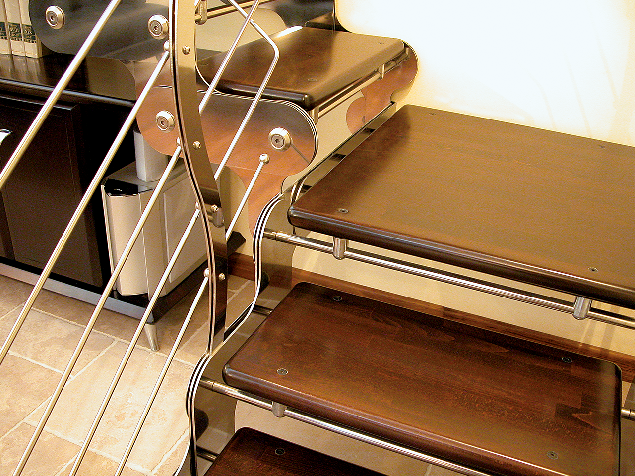 dettaglio di una scala in legno e alluminio