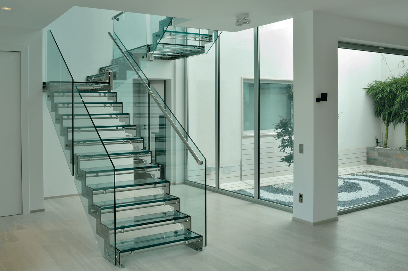 scala con parapetti in vetro