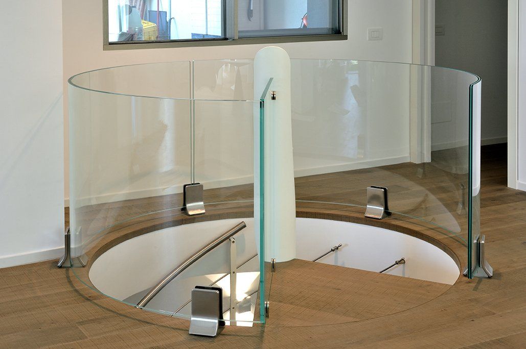 scala elicoidale moderna con parapetto in vetro
