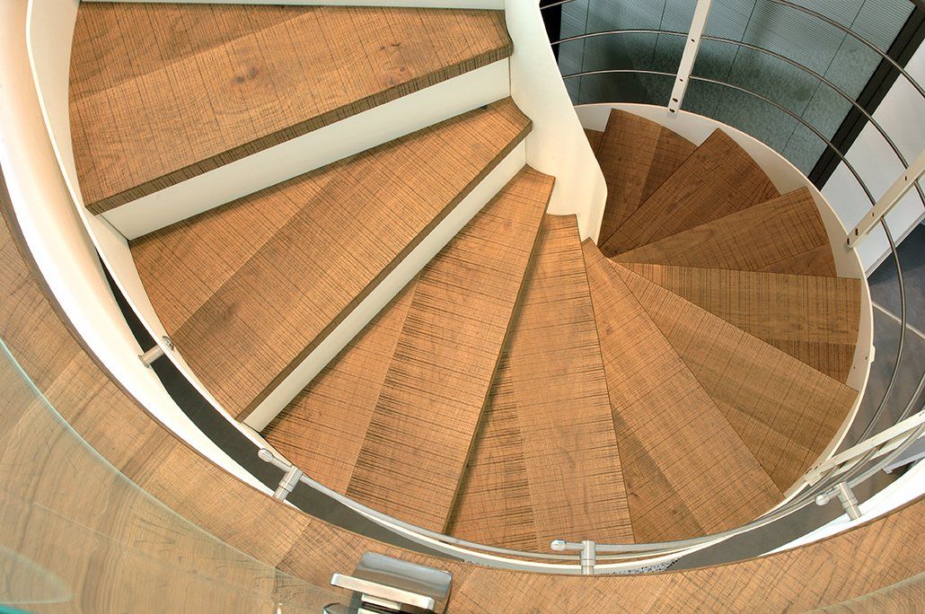 scala bianca con gradini in legno