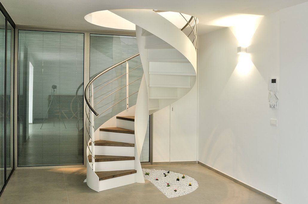 scala elicoidale bianca con gradini in legno