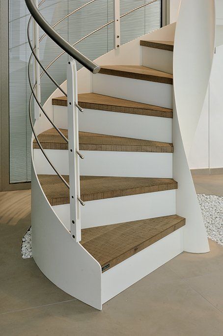 scala elicoidale bianca con gradini in legno chiaro