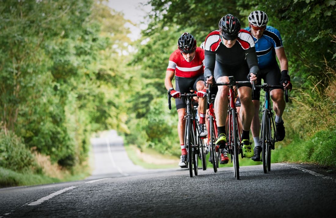 ciclisti con bici da corsa, casco e abbigliamento sportivo