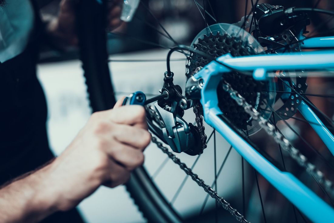 riparazione del cambio e della catena della bicicletta
