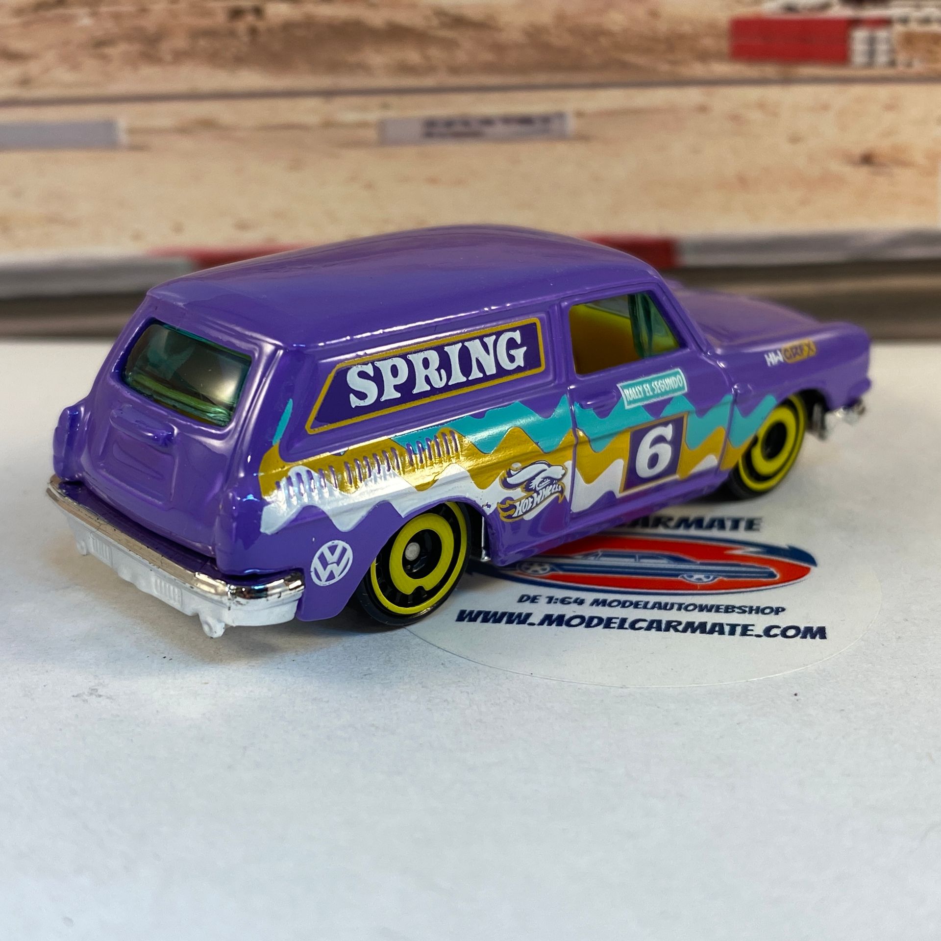Hot Wheels Spring Series - Custom '69 Volkswagen Squareback (Los)