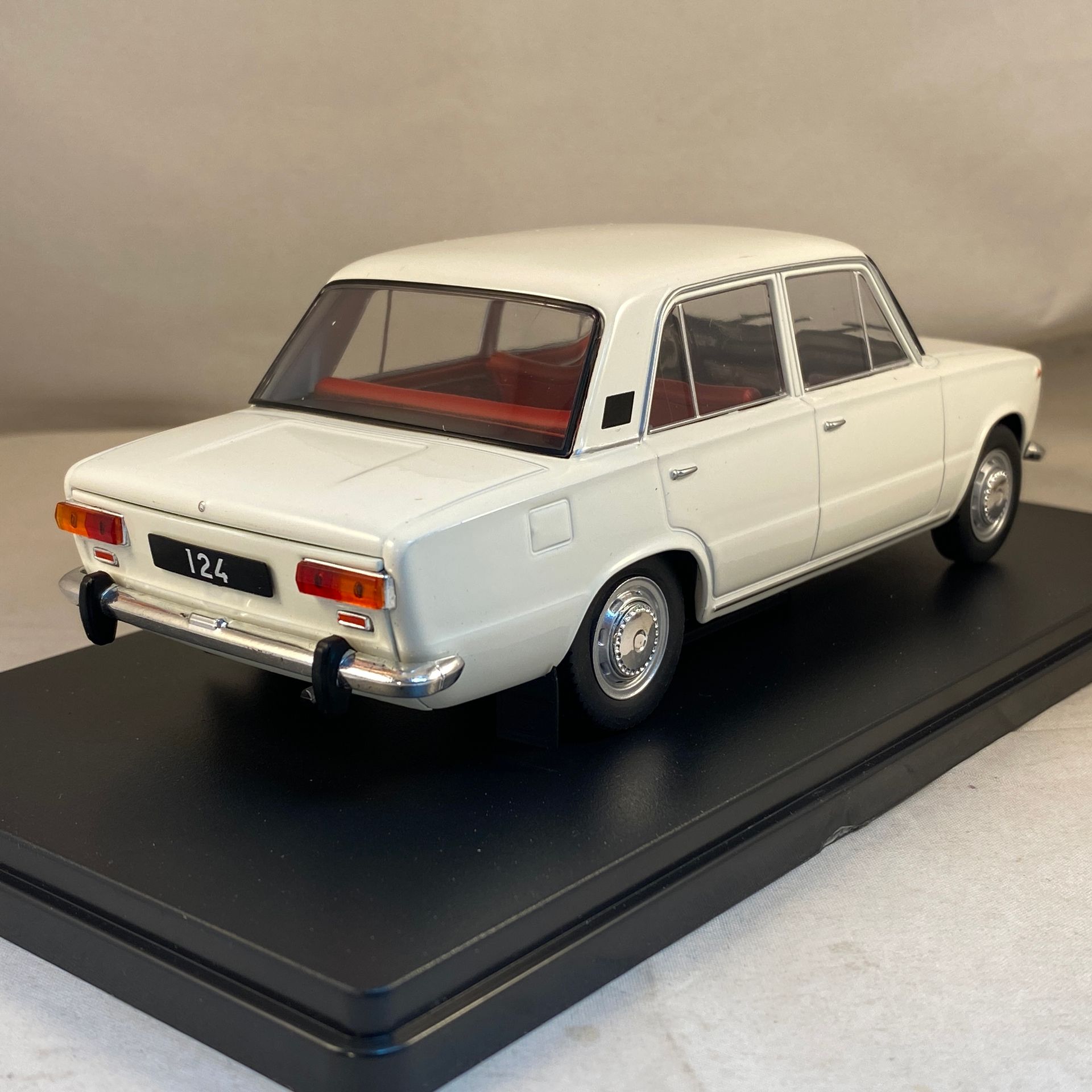 Whitebox Fiat 124 - 1:24