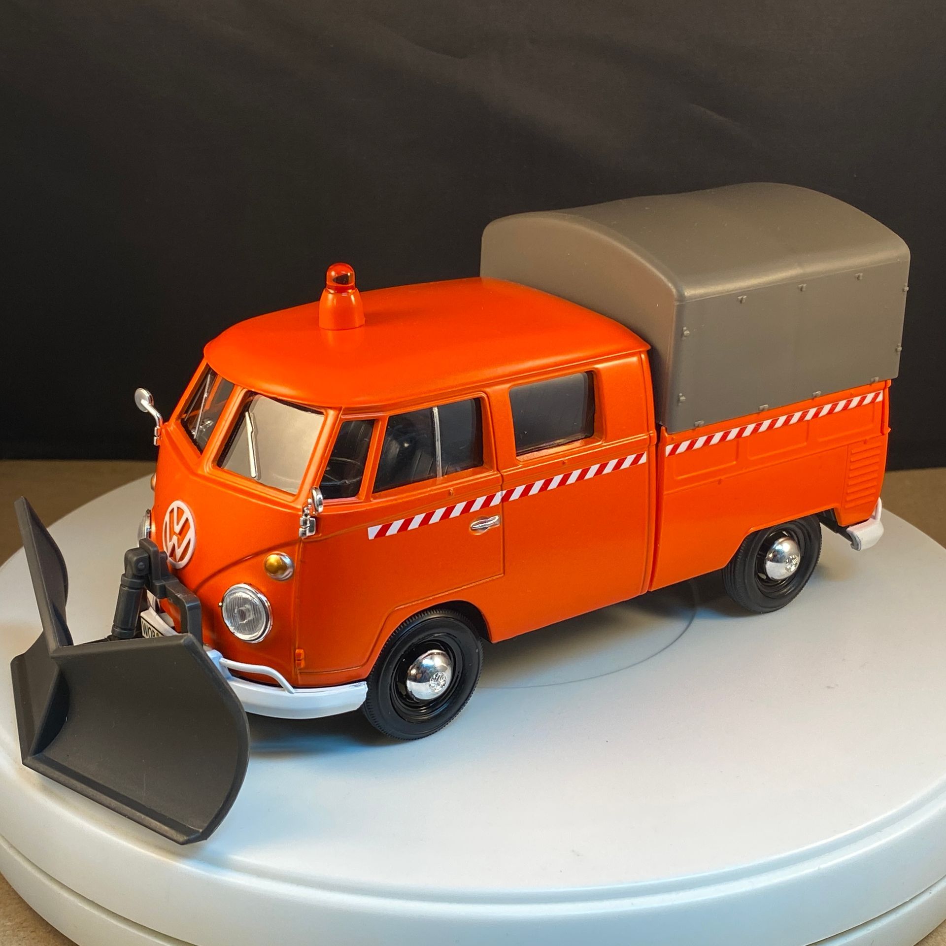 Motor Max Volkswagen Transporter T1 Pickup + Snow Plow