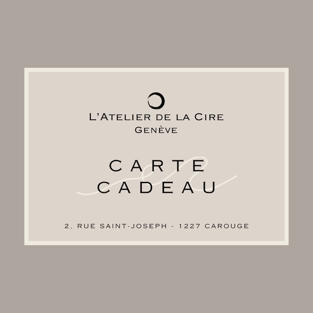 Carte cadeau de l'Atelier de Fabrication de bougies. Carte beige avec texte : destinataire, donneur, date d'expiration, code promo, site web et numéro de téléphone.