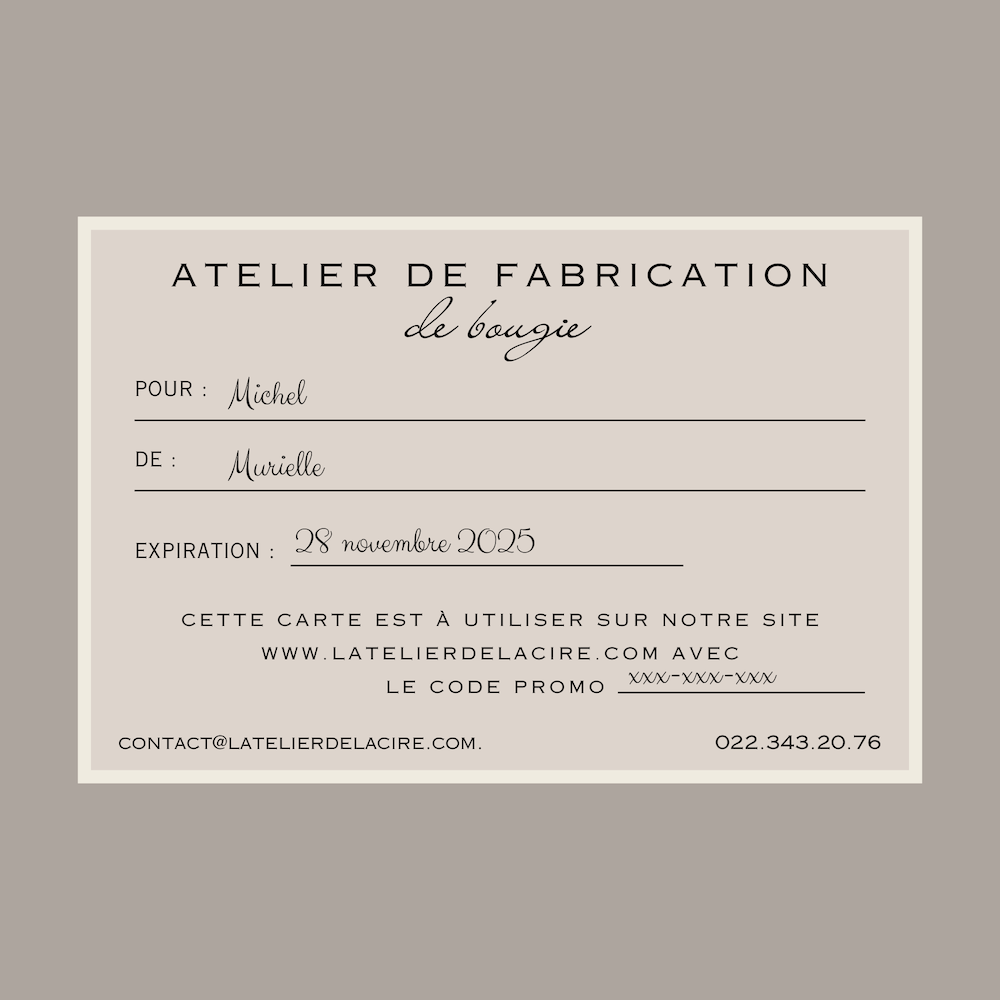 Carte cadeau de l'Atelier de Fabrication de bougies. Carte beige avec texte : destinataire, donneur, date d'expiration, code promo, site web et numéro de téléphone.