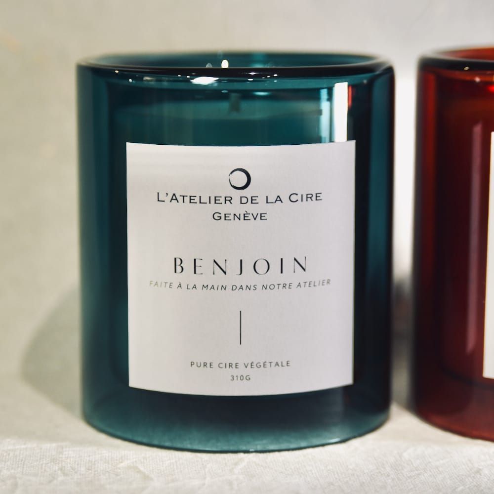 Bougie en verre bleu avec étiquette blanche, texte