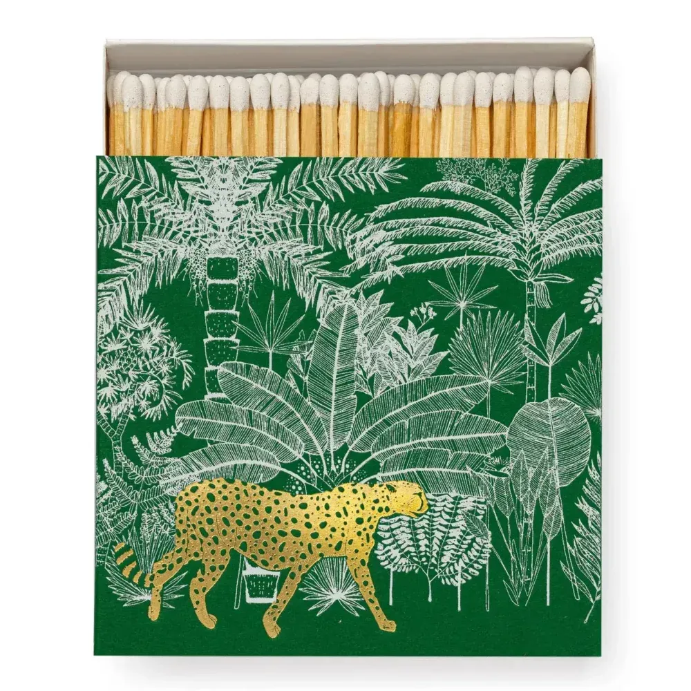 Boîte d'allumettes avec un guépard doré marchant dans une scène de jungle verte.