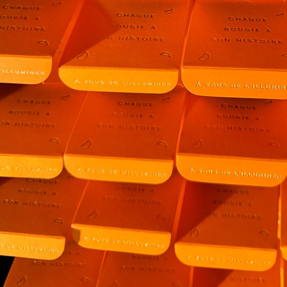 Bougie en pot avec étiquette ; fleurs, date, initiales, noms.