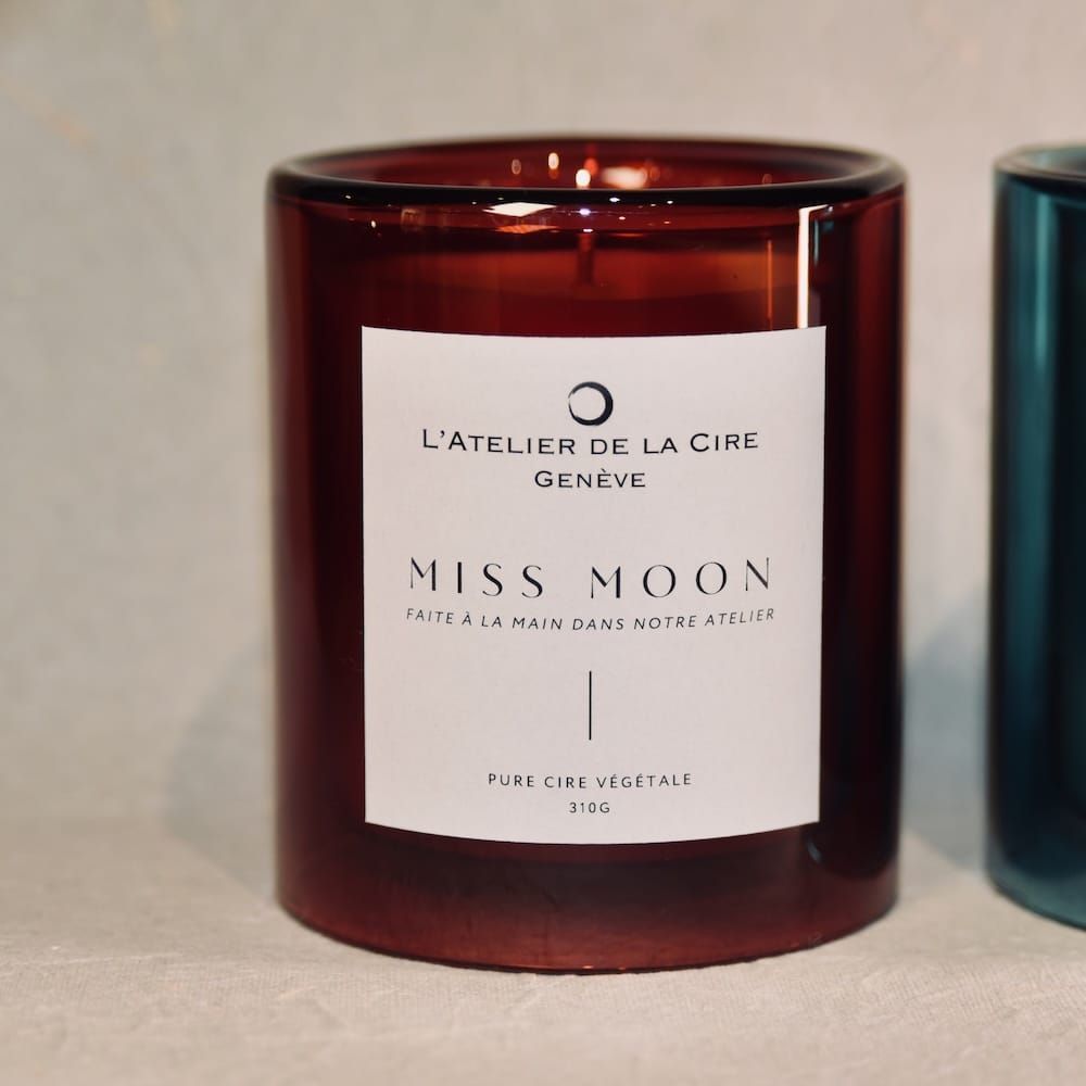 Bougie en verre brun étiquetée