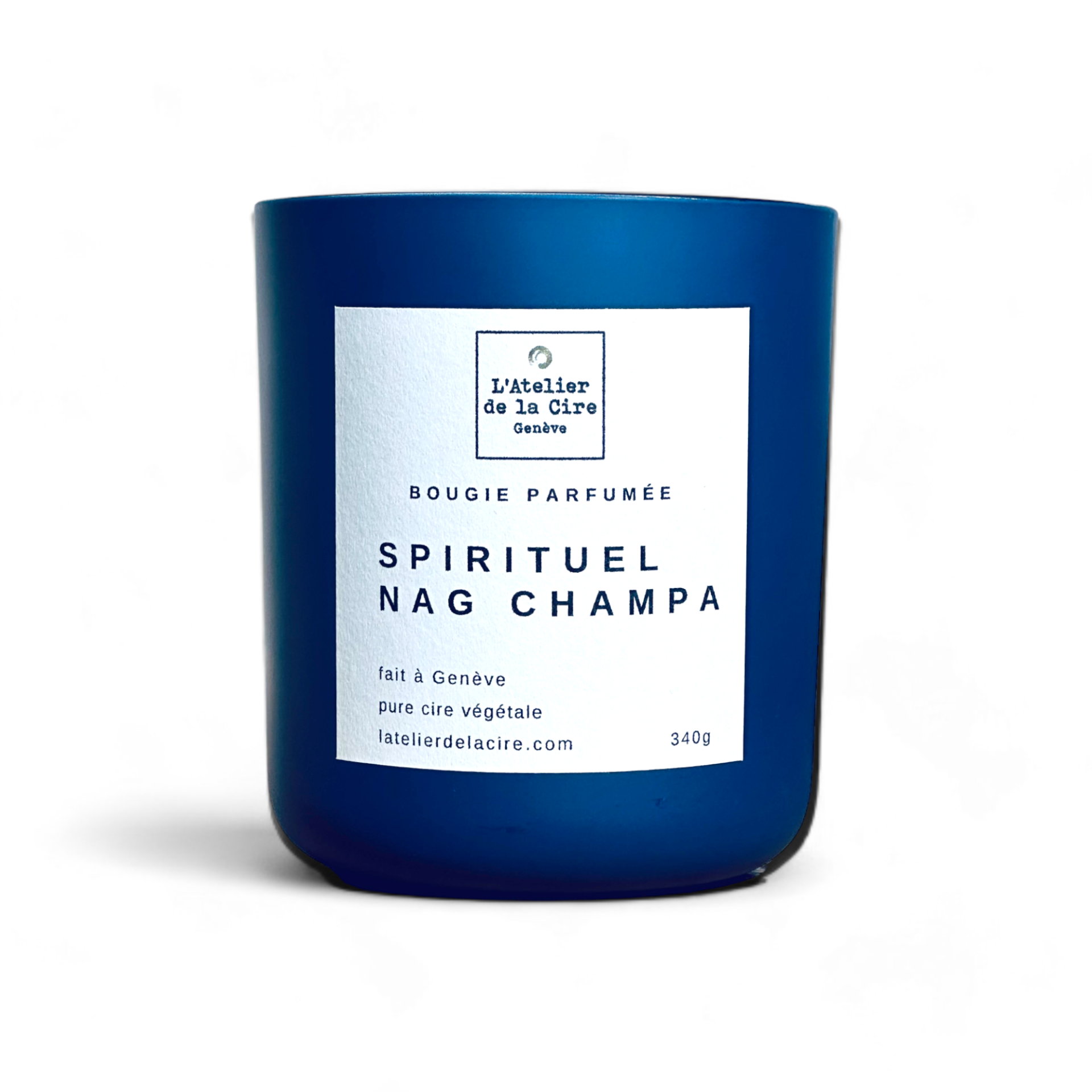 Bougie bleue avec étiquette blanche, texte « Spiritual Nag Champa ».