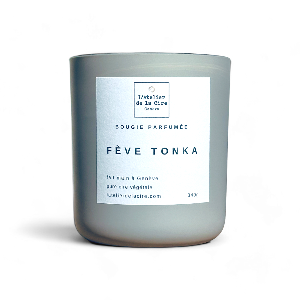 Bougie grise avec étiquette blanche, texte