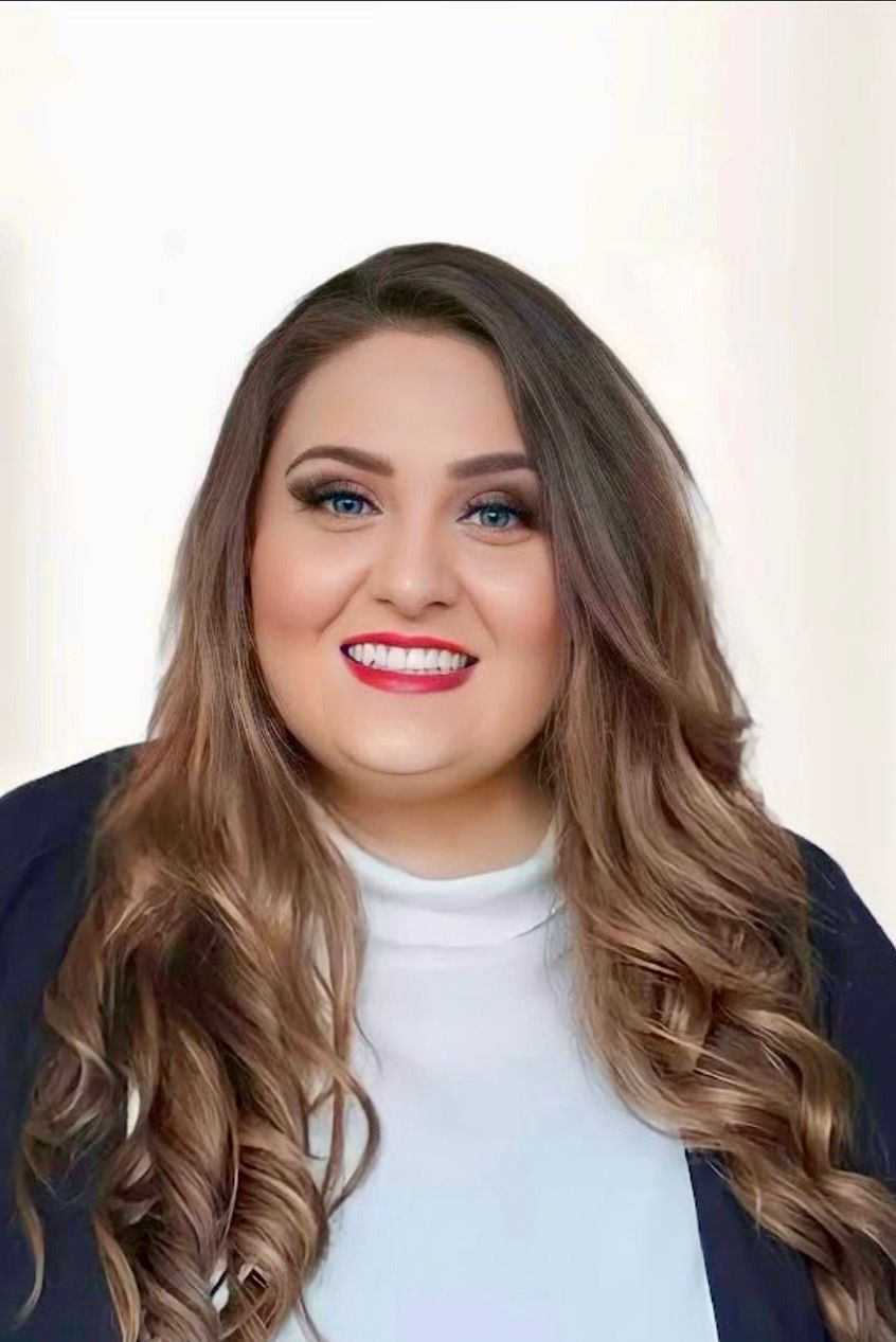 Als Geschäftsführerin von Just Immotions ist es mir besonders wichtig, eine Vertrauensbasis zwischen Makler und Kunden zu schaffen. Durch meine Ausbildung zur Immobilienkauffrau IHK, mit den Schwerpunkten Maklergeschäfte und Bauprojektmanagement, kann ich meinen Kunden eine kompetente und seriöse Beratung & Abwicklung bieten. Die Leidenschaft für Immobilien hat sich in den Jahren intensiviert. Für meine Kunden habe ich immer ein offenes Ohr und eine Lösung zur Hand. Als modernes und wachsendes Unternehmen ist Just Immotions für mich ein ganz persönliches Ziel im Leben. Ich bin stolz auf unser Team und das dürfen unsere Kunden auch sehen, Tag für Tag. Mit herzlichen Grüßen Ihre Natascha Liatsopoulou