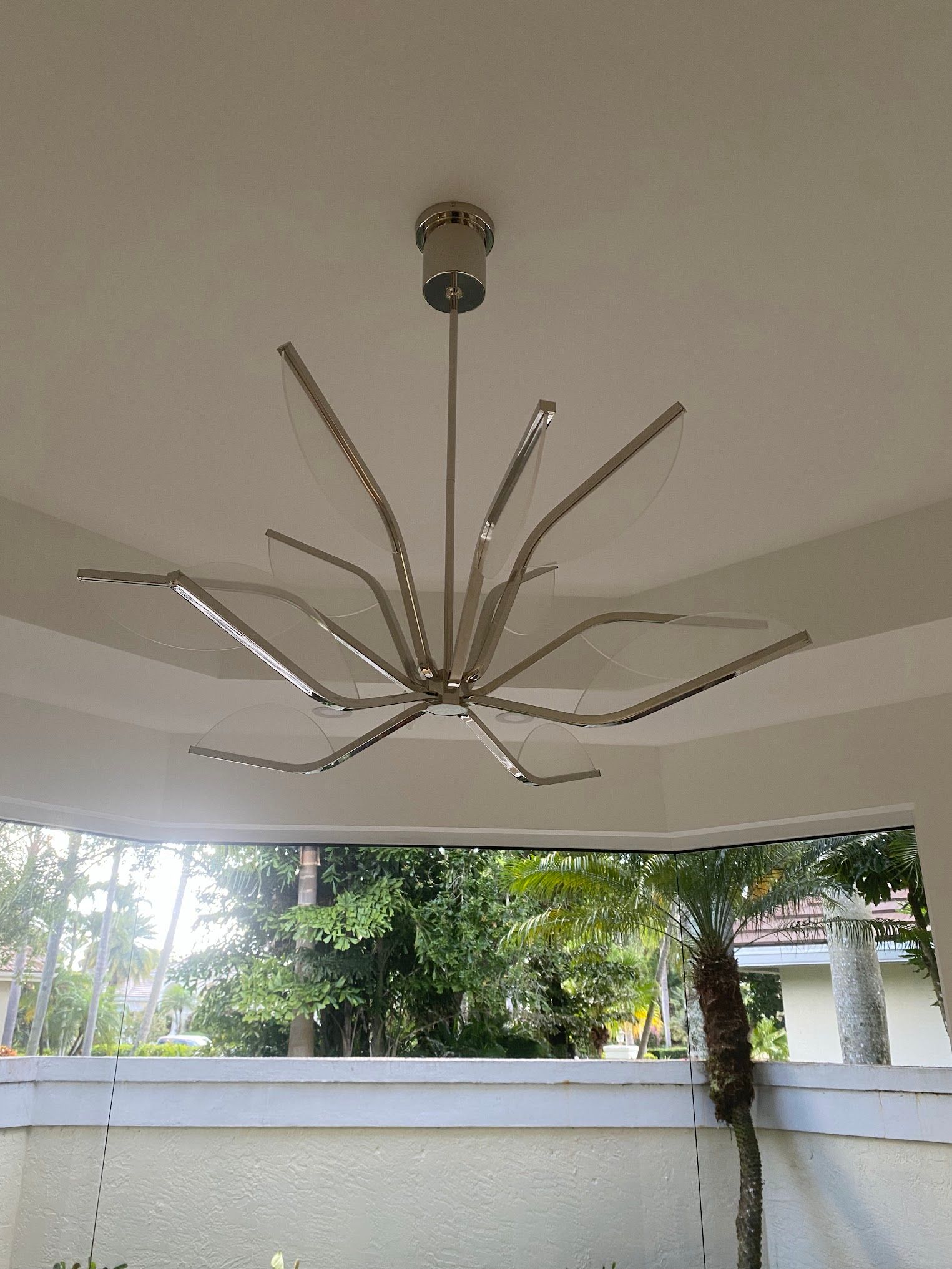 A ceiling fan is hanging from the ceiling of a room.