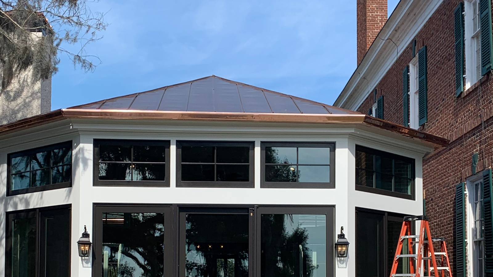 A picture of seamless gutters on a brown house.