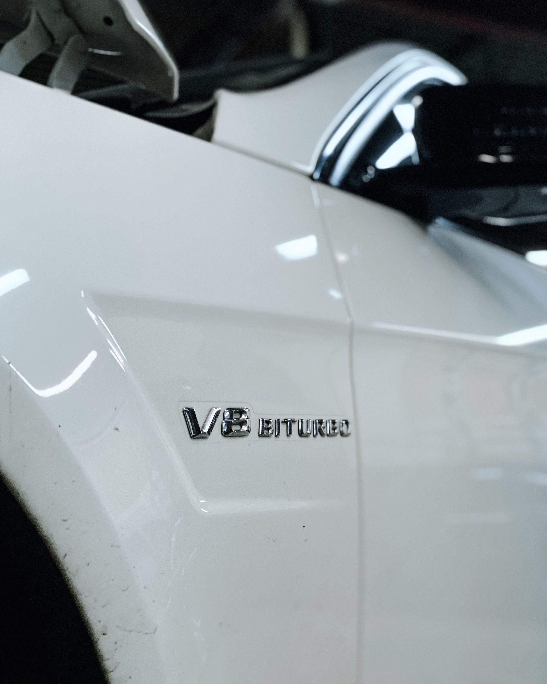 A white car with the word v8 on the side