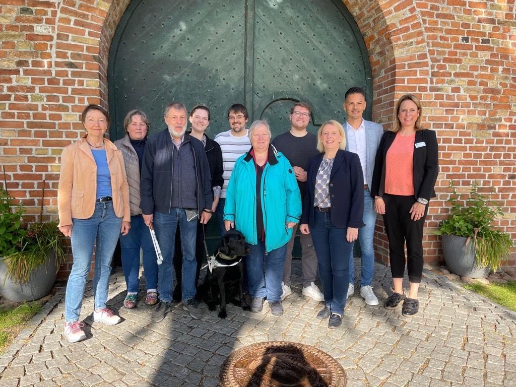 Bild mit mehreren Leuten aus dem Projektteam in Bad Bramstedt vor dem Schloss.