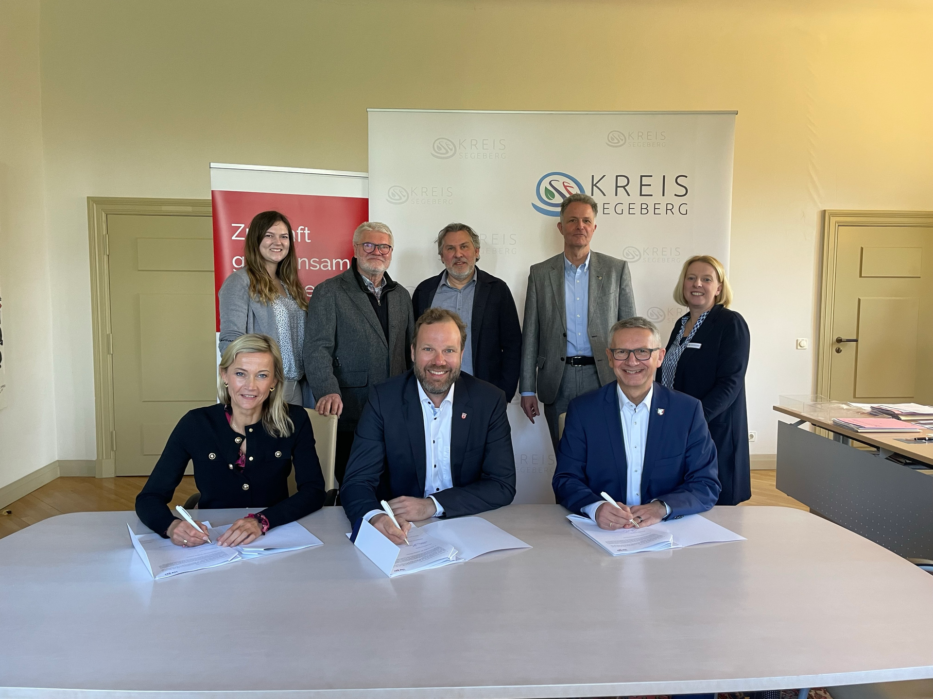 Die Bürgermeister aus Wahlstedt, Kaltenkirchen und Bad Bramstedt unterschreiben hier die Kooperationsvereinbarung vom Projekt 