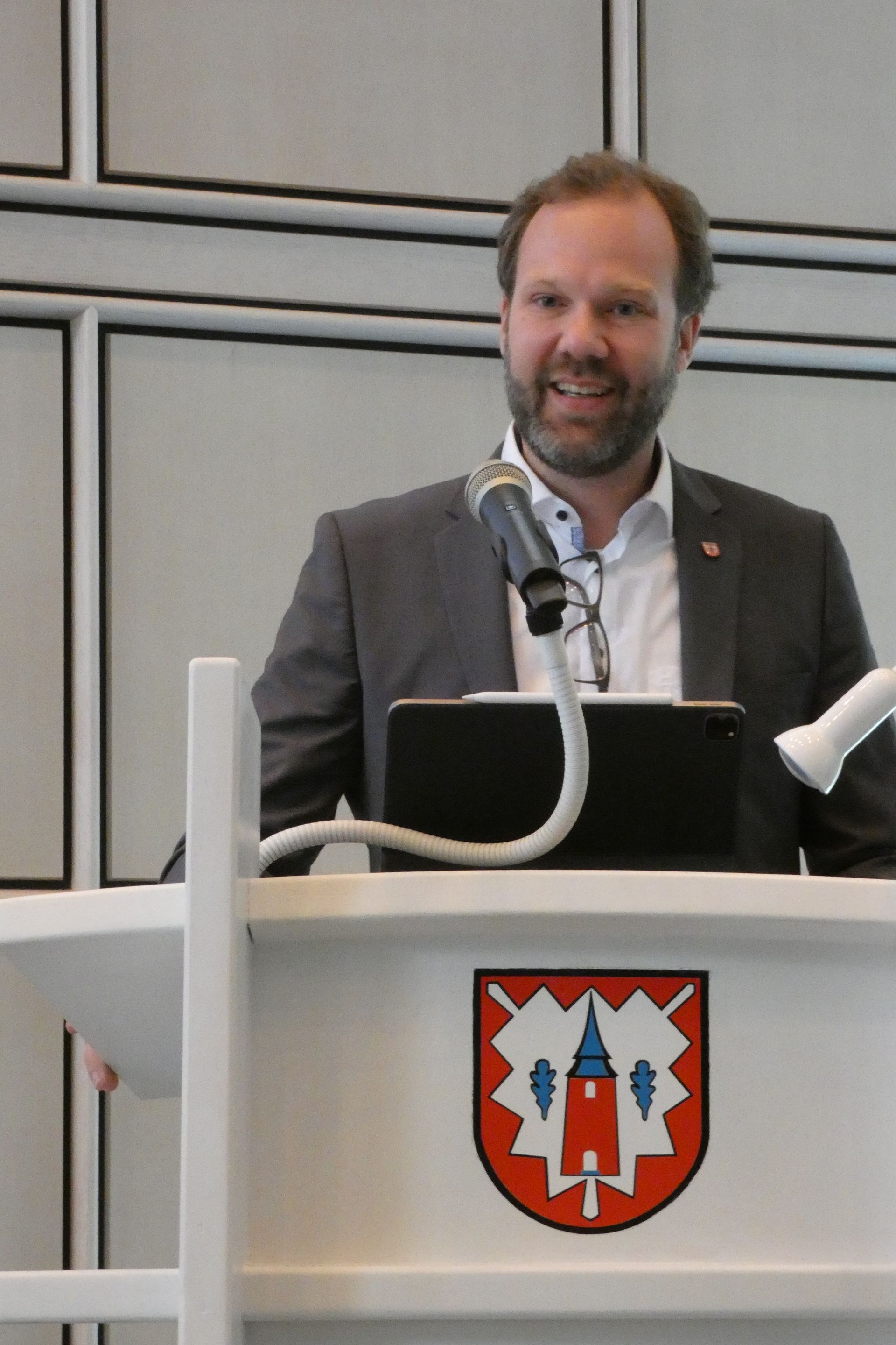 Bild vom Bürgermeister aus Kaltenkirchen am Rednerpult.