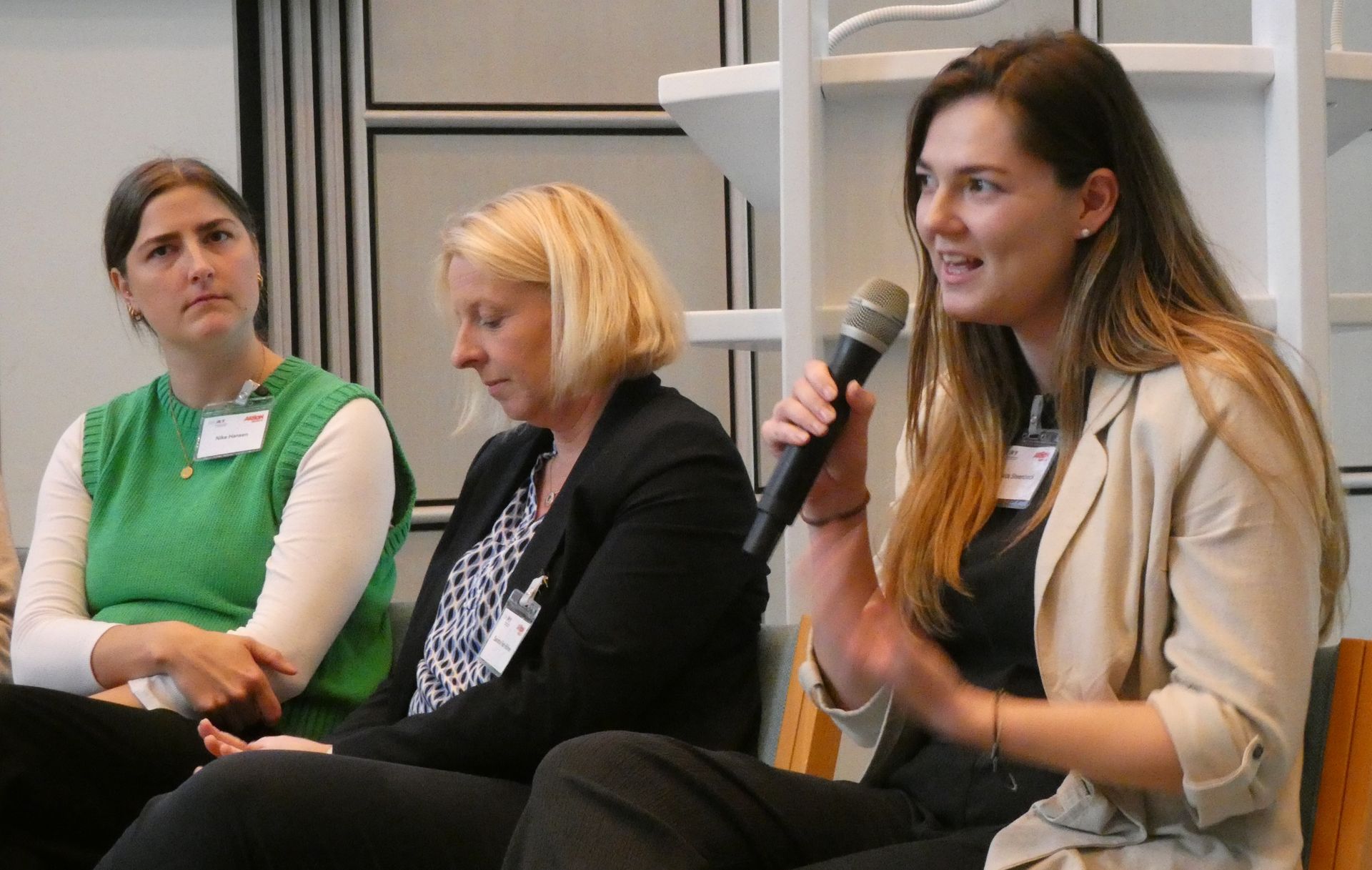 Eine junge Frau am Mikrofon.