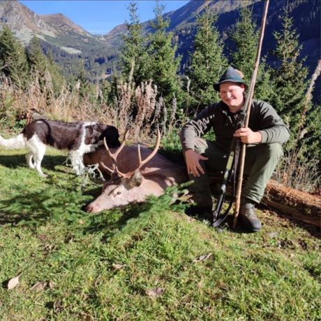 Jäger mit Hund und erlegtem Elch