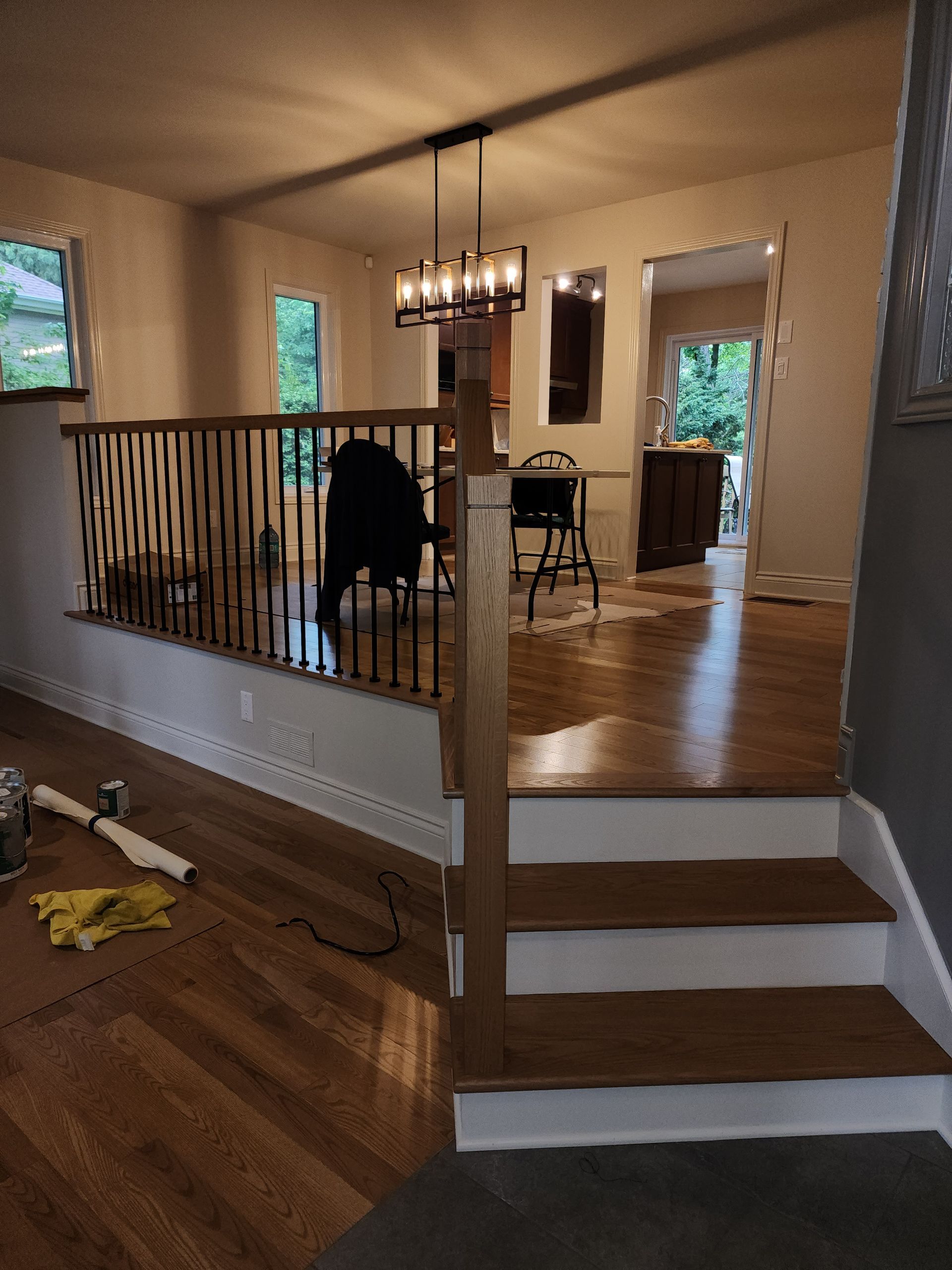 Platine avec aiguille jouant un disque, fond flou avec lumières.