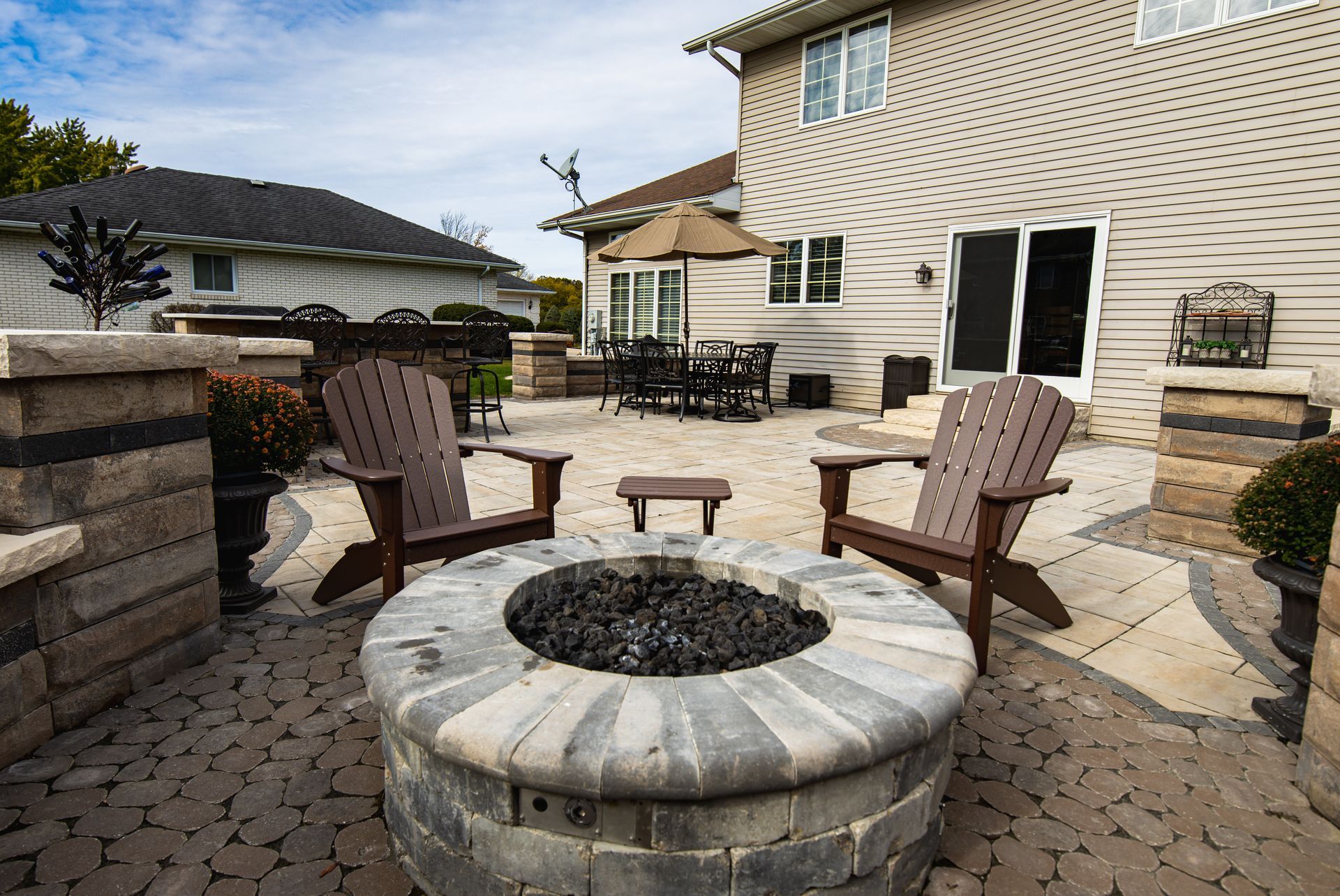 A wooden fence is sitting in the middle of a grassy field.