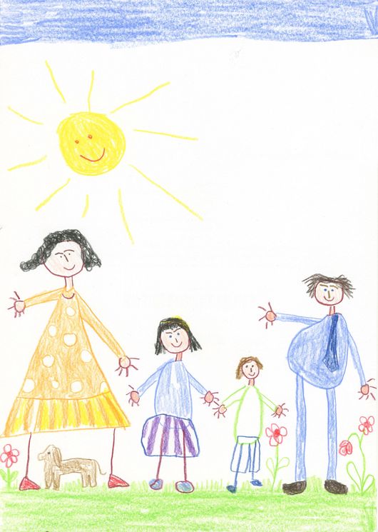 Disegno di un bambino che raffigura una famiglia che si tiene per mano sotto il sole
