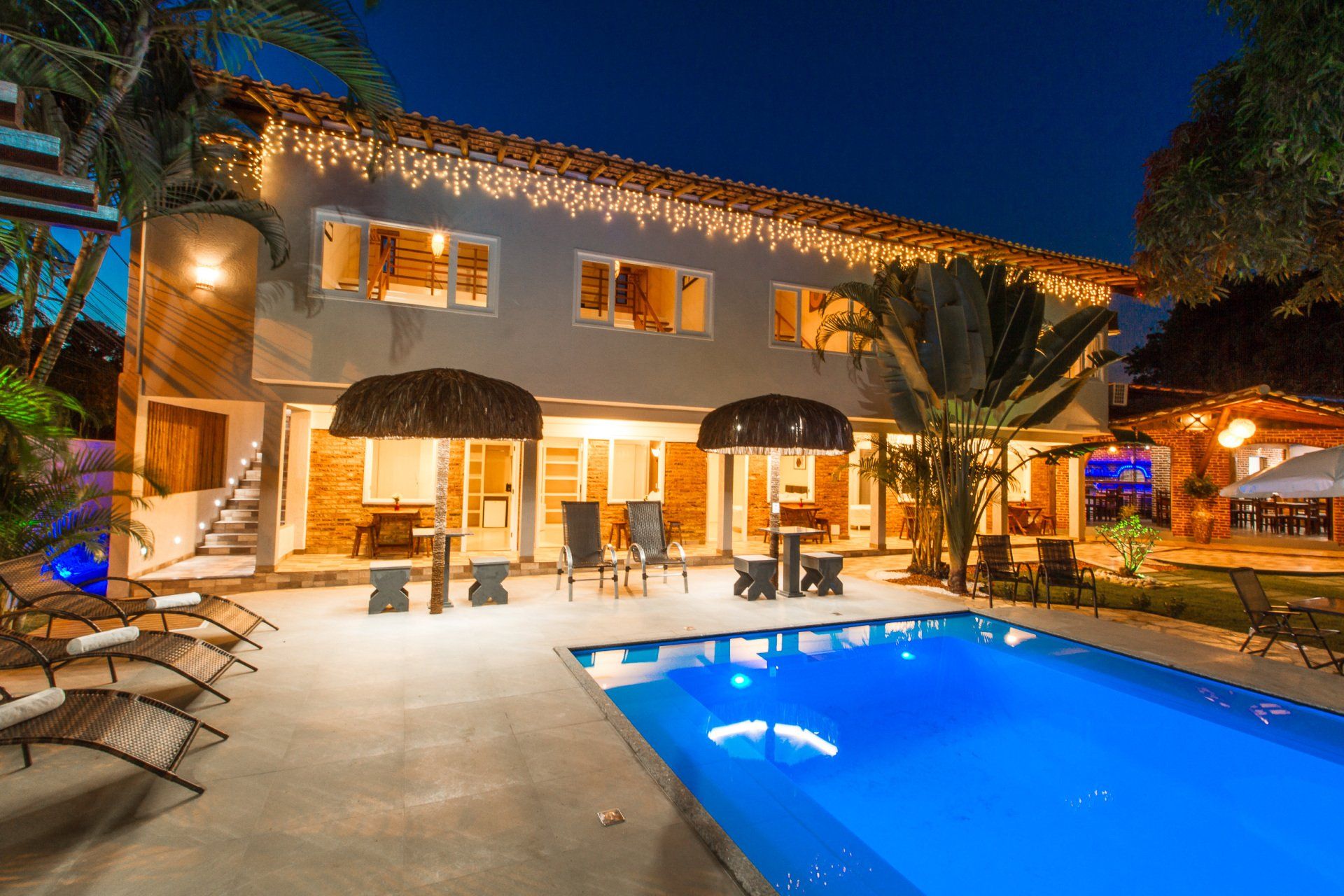 Pousada e piscina de noite