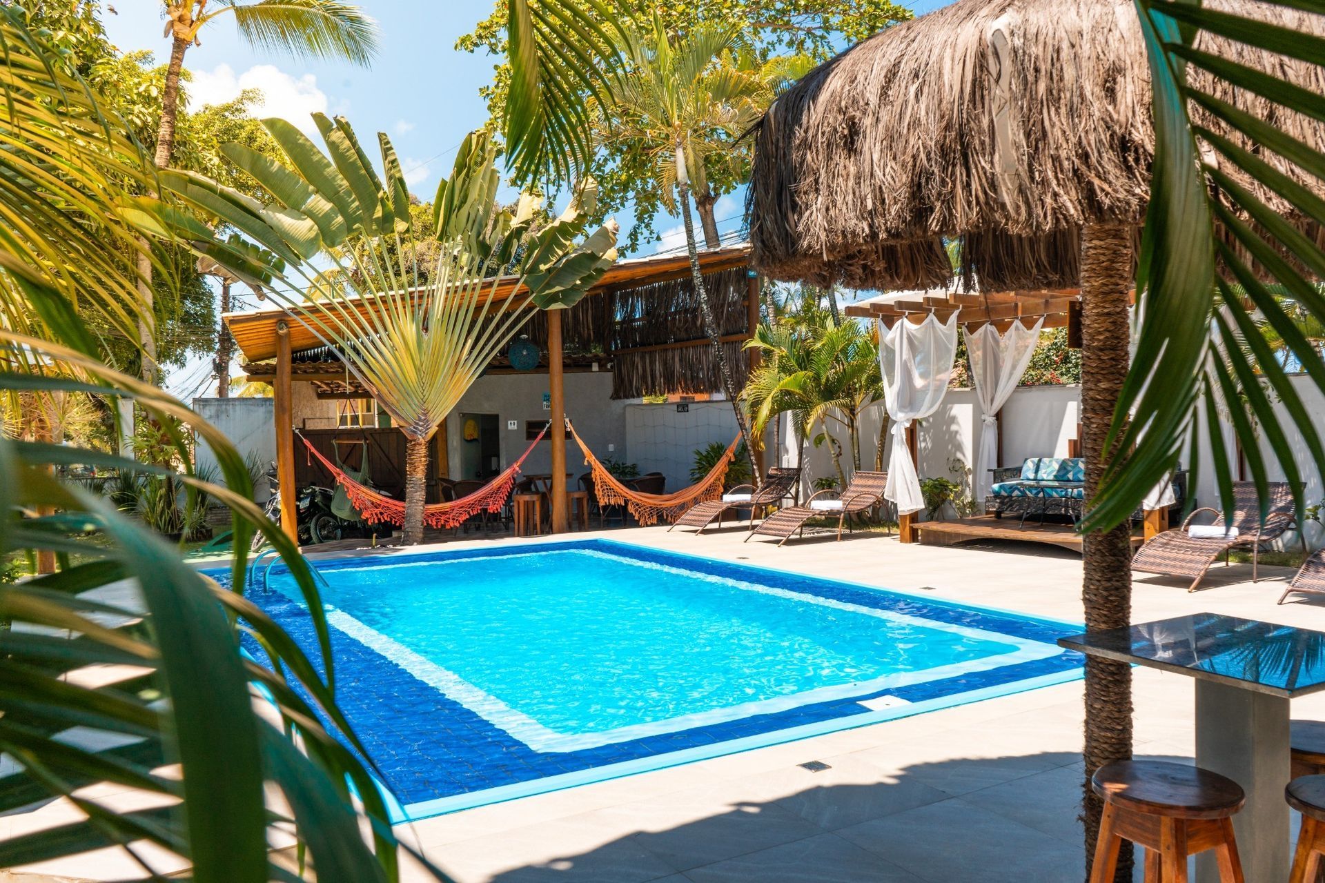 jardim com pousada ao fundo