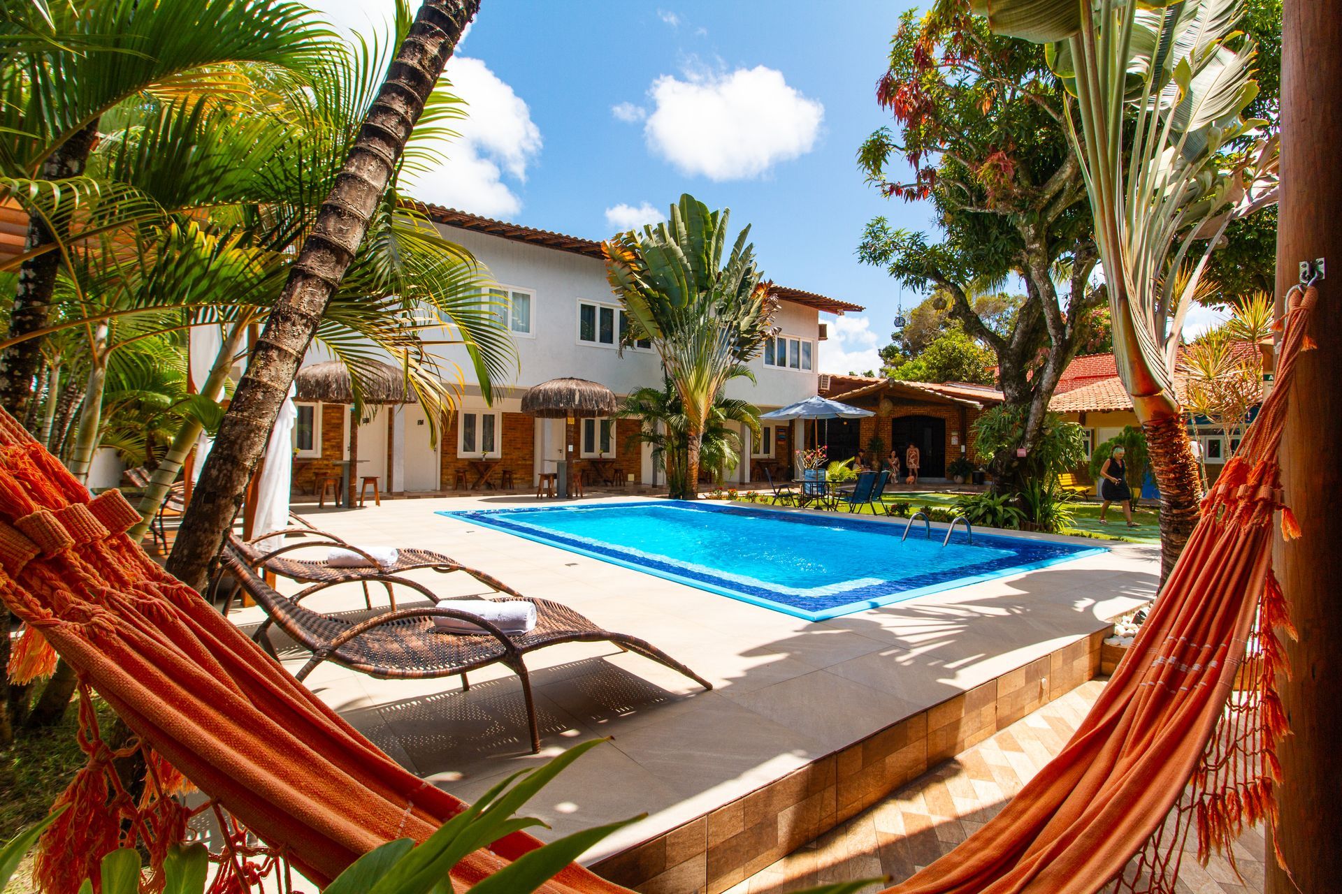 piscina com pousada ao fundo