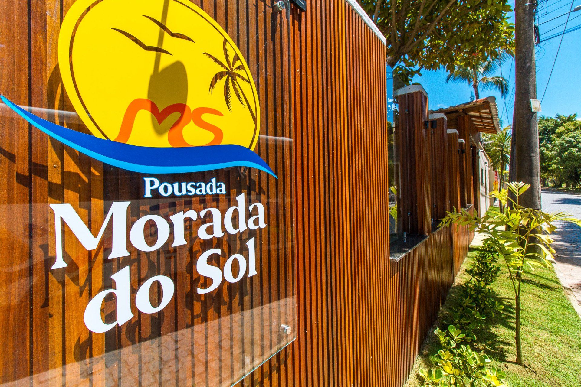 Muro com marca da pousada