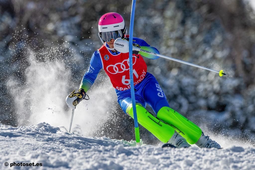 Una persona está esquiando por una pendiente cubierta de nieve.