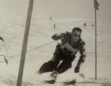 Una fotografía en blanco y negro de un hombre esquiando por una pendiente cubierta de nieve. Olimpico