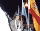 Una mujer olimpica posando frente a un montón de banderas.