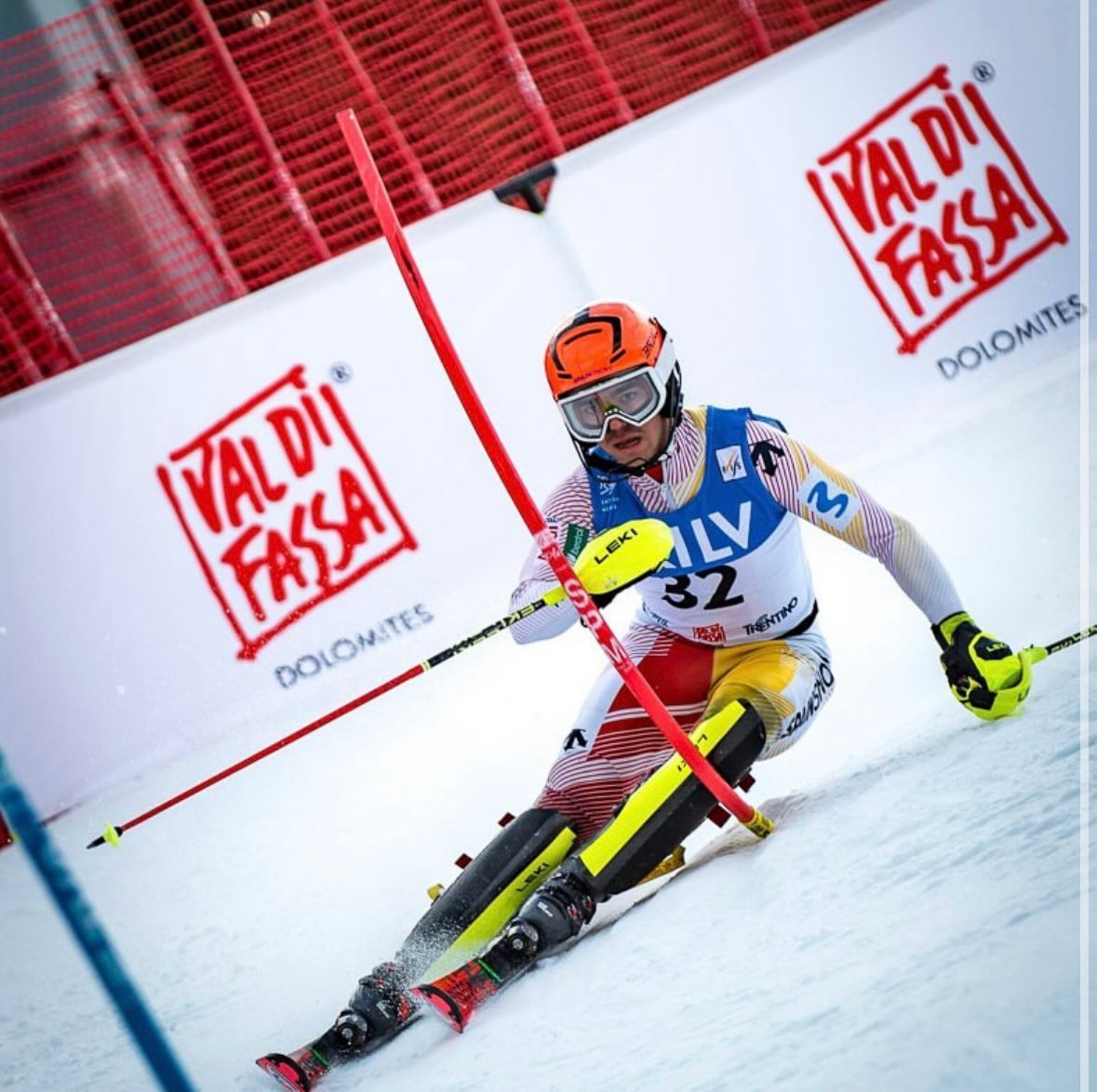 Un hombre está esquiando por una pendiente nevada vistiendo una camiseta de Audi.