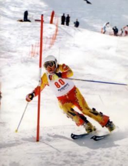 Una persona esquiando con el número 80 en su camiseta. Olimpico