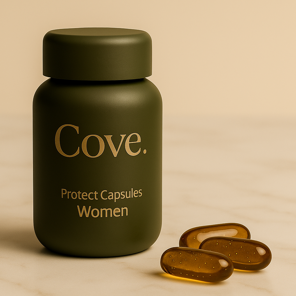 Grüne Flasche Cove Protect Capsules Women mit daneben stehenden Kapseln.
