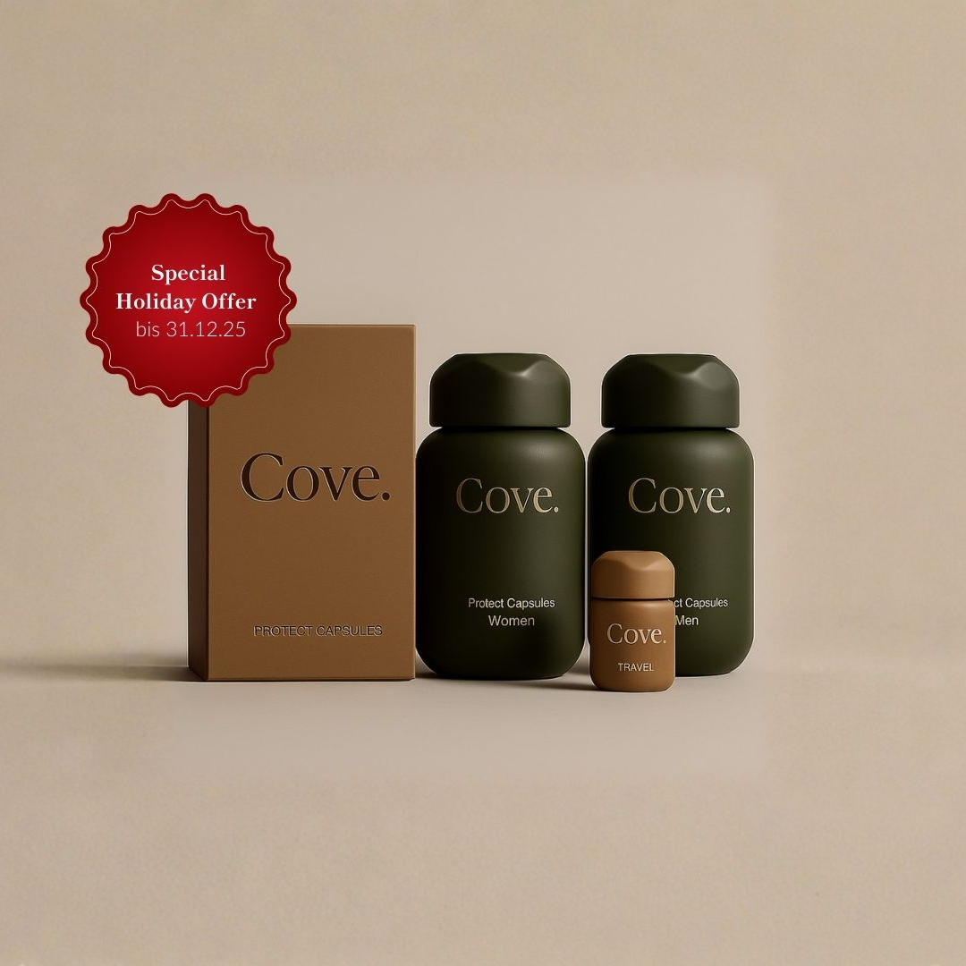 Produktverpackung mit einem hellbraunen Karton und olivgrünen Flaschen sowie einem Aufkleber mit einem Weihnachtsangebot.