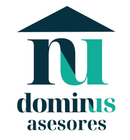 Logotipo de Dominus Asesores, una consultora. Letras azul oscuro y verde azulado con el icono de una casa en la parte superior.