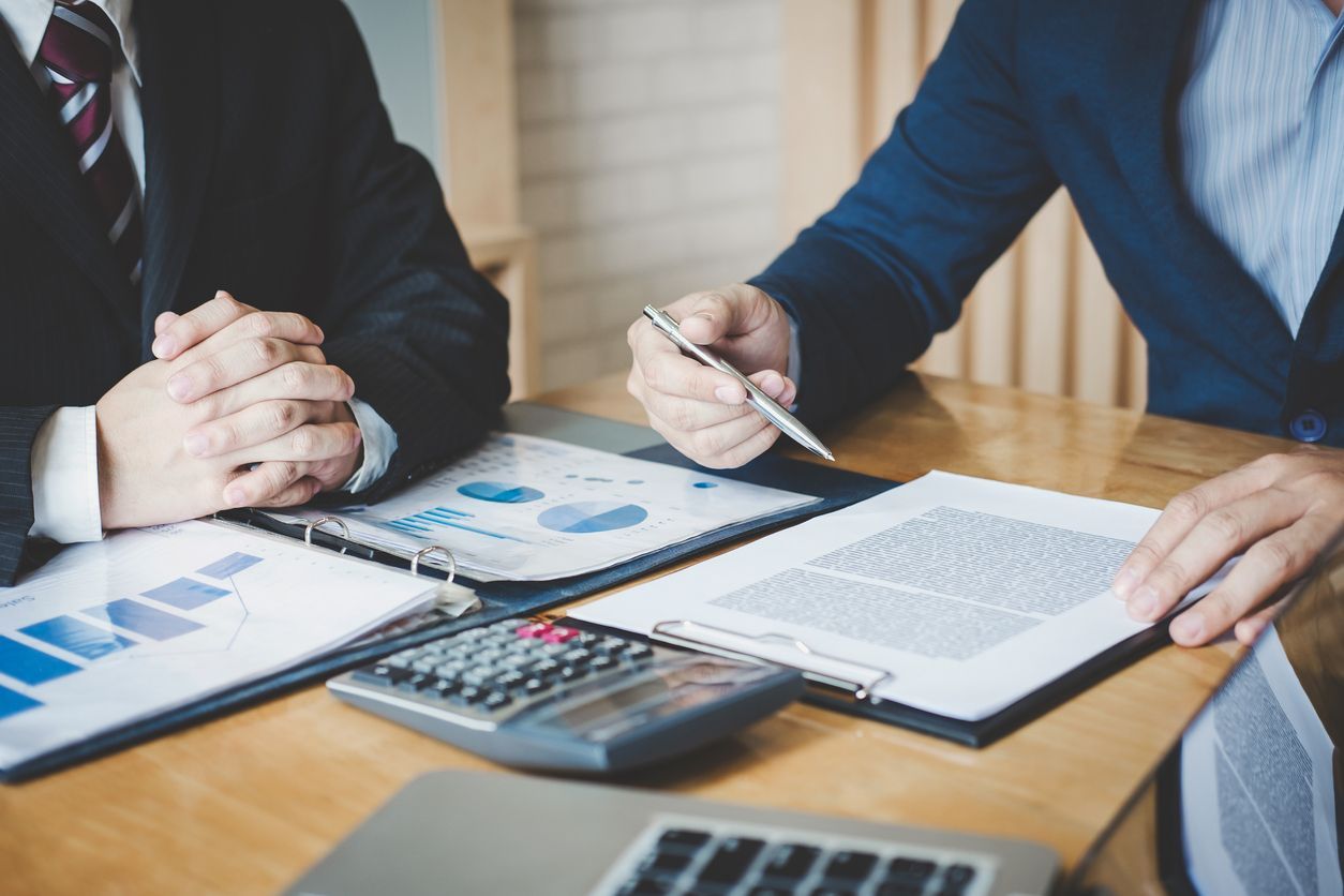 Equipo de Dominus Asesores en Barcelona revisando documentos para ofrecer asesoría laboral, fiscal y contable personalizada a empresas y autónomos.
