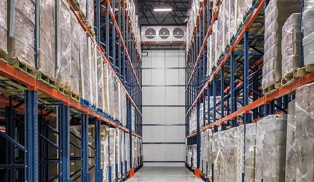 A large warehouse filled with lots of shelves and boxes.