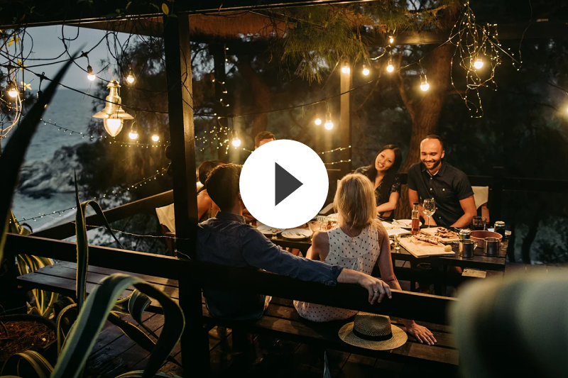 A group of people are sitting at a table in a restaurant.