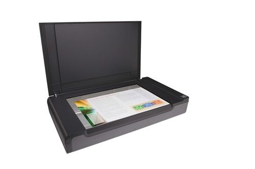 Un escáner escanea una hoja de papel sobre un fondo blanco.